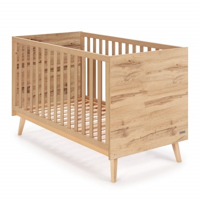 Berço de bebé de madeira clara com ripas verticais e pés inclinados