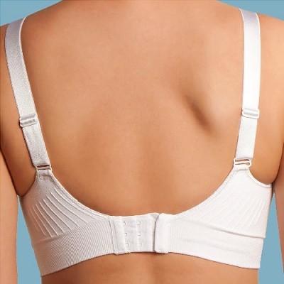 Soutien branco visto de costas com fecho de três ganchos e alças ajustáveis
