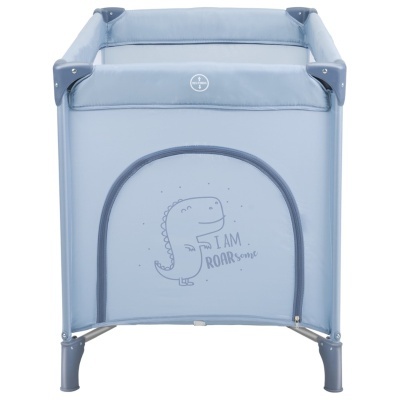 Berço azul com desenho de dinossauro e texto I AM ROARSOME