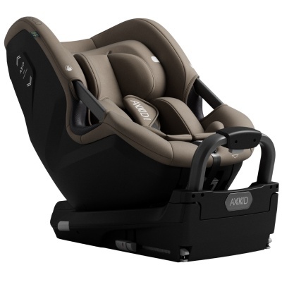 Cadeira auto para bebés AXXKID castanha com base preta e texto AXXKID SPRING