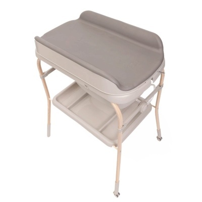 Muda-fraldas bege e cinza com estrutura de metal e madeira, rodas e prateleira