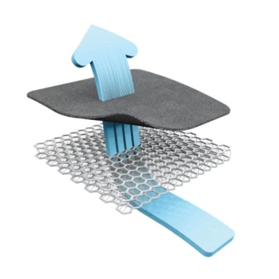 Ilustração de camadas em tecido cinza e estrutura metálica hexagonal com seta azul apontando para cima