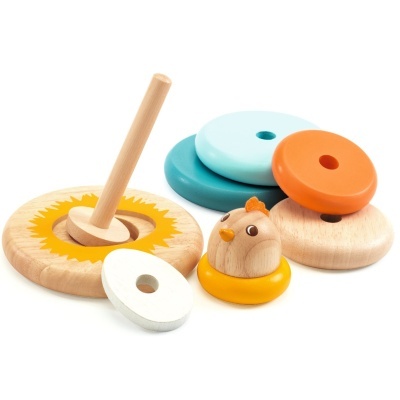 Brinquedo empilhável de madeira com anéis coloridos e cabeça de galinha.