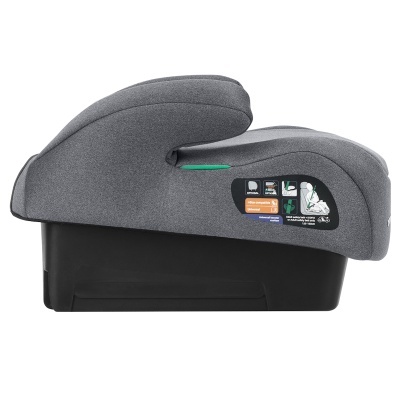 Cadeira auto cinzenta com base preta e etiqueta informativa lateral