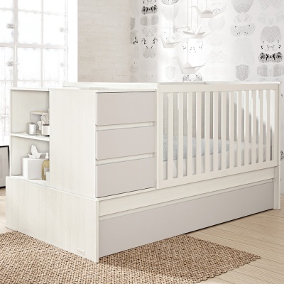 Berço infantil multifuncional em madeira clara com gavetas e prateleiras