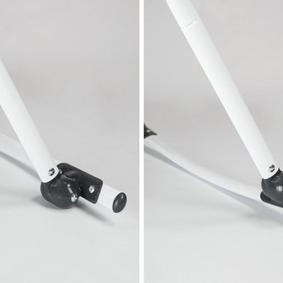 Suporte metálico branco com conectores pretos e pontas de borracha