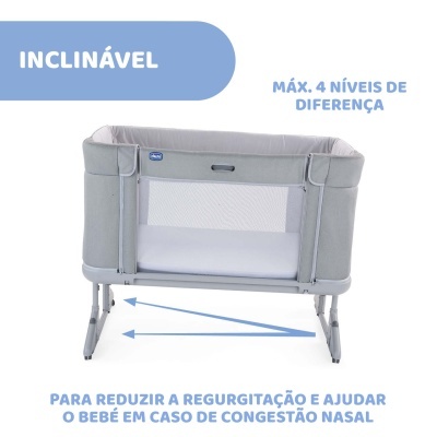 Berço de bebé cinza com laterais em tecido branco e estrutura metálica cinza