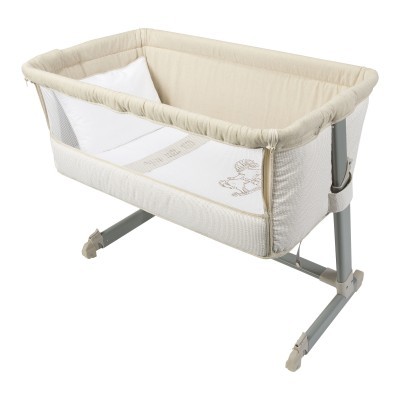 Berço co-sleeper bege com laterais em rede e colchão branco bordado