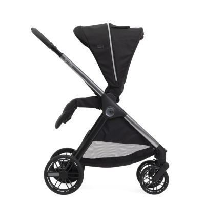 Carrinho de bebé preto com estrutura em metal cinzento e tecido preto