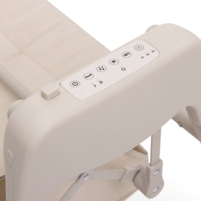 Controlador bege de assento com botões de função e temporizador, tecido bege e estrutura metálica.