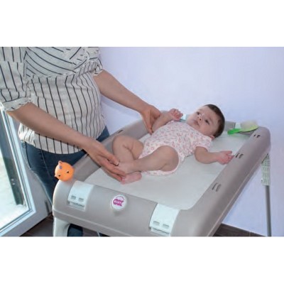 Muda-fraldas para bebé em plástico cinzento com tapete almofadado branco e brinquedo laranja