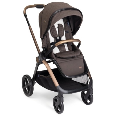 Carrinho de bebé Chicco castanho com estrutura metálica dourada e rodas pretas