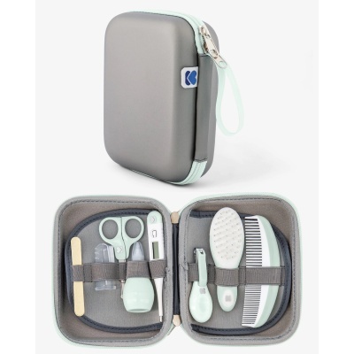 Estojo cinzento com kit de higiene para bebé e acessórios organizados no interior