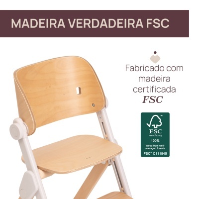 Cadeira infantil de madeira clara certificada FSC com estrutura branca e selo FSC