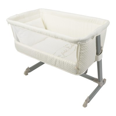 Berço branco para bebé com estrutura metálica cinzenta e rodízios