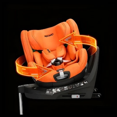 Cadeira auto infantil laranja da RECARO com base preta e setas laranja de rotação