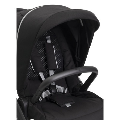 Carrinho de bebé preto com capota e arnês de segurança