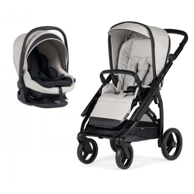Carrinho de bebé cinzento claro e escuro com rodas pretas e cadeirinha auto correspondente