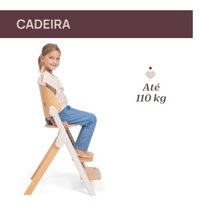 Cadeira infantil em madeira clara com apoio para os pés e estrutura branca, criança sentada
