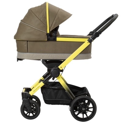 Carrinho de bebé castanho com estrutura amarela e rodas pretas