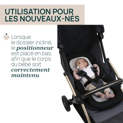 Bebé num carrinho com almofada posicionadora e texto em francês