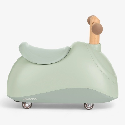 Veículo de brincar infantil verde com partes de madeira e rodas pequenas.