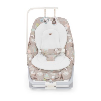 cadeira de bebé Joie com almofada branca e tecido com padrão de animais e árvores