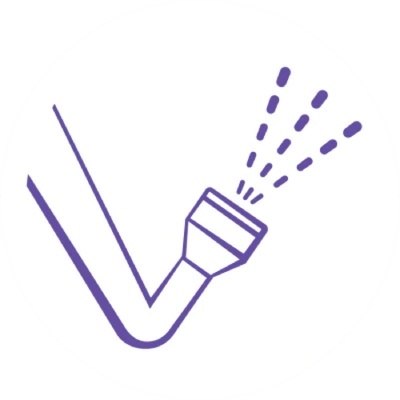 Mangueira roxa a jorrar água num fundo branco