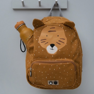 Mochila infantil castanha com estampa de tigre e garrafa castanha