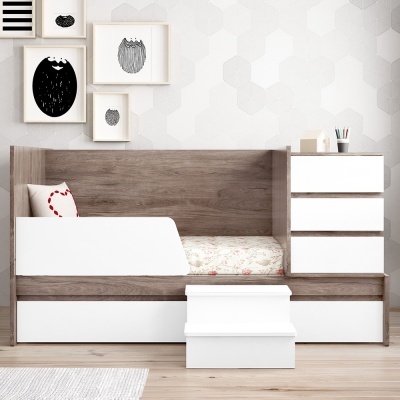 Cama infantil em madeira clara com gavetas brancas, almofada com coração e quadros preto e branco na parede