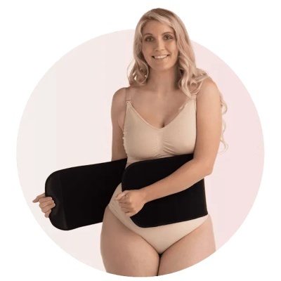 Mulher com cinta abdominal preta e roupa interior bege