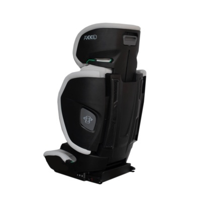 Cadeira auto AXXKID preta e branca com símbolo ISOFIX na lateral