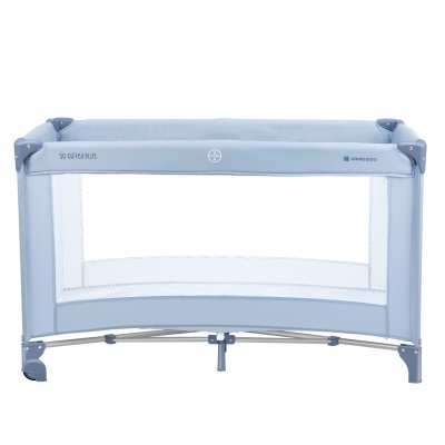 berço portátil azul claro com laterais em rede branca