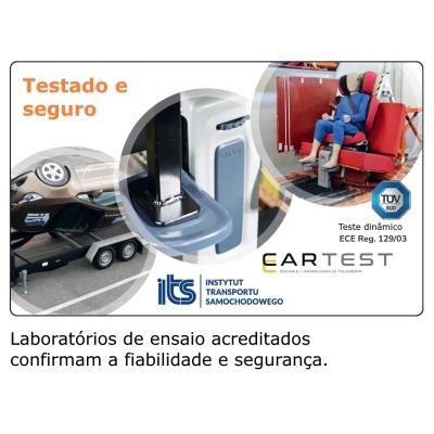 Cadeira de automóvel vermelha com manequim, carro dourado em teste crash, fixação metálica, e texto de certificação