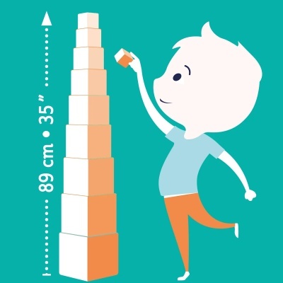 Criança a empilhar cubos coloridos brancos e laranja até 89 cm de altura