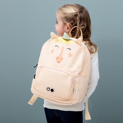 Mochila infantil cor de pêssego com design de unicórnio usada por criança
