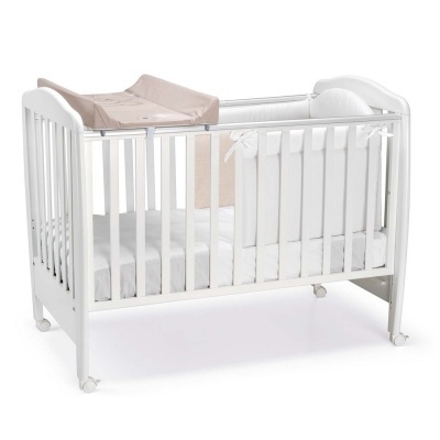Berço de bebé branco com colchão e superfície para trocar fraldas bege