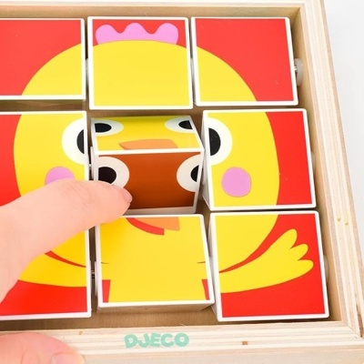 Puzzle de madeira com imagem de galinha amarela e fundo vermelho