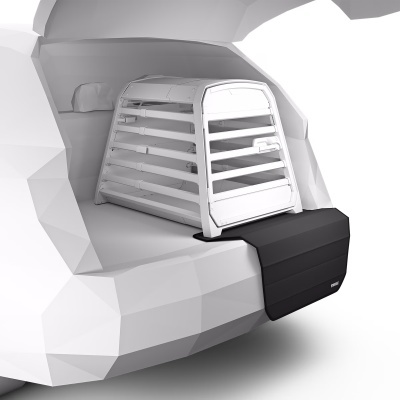 Gaiola de transporte branca no porta-bagagens de veículo branco com protetor preto