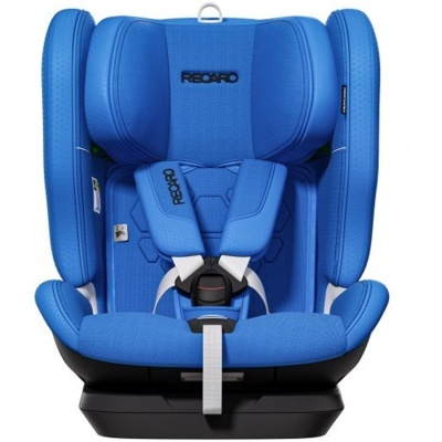 Cadeira auto infantil azul acolchoada com cintos de segurança brancos e base preta