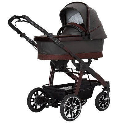 Carrinho de bebé castanho e cinzento com quatro rodas e capota ajustável