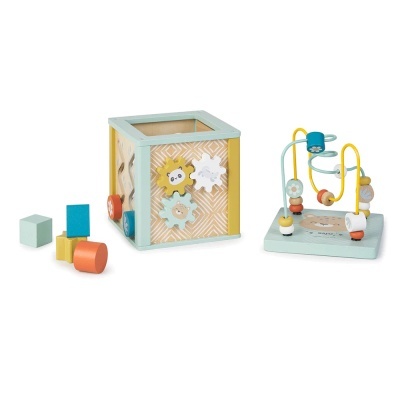 Brinquedos infantis de madeira coloridos com formas e rodas dentadas em fundo branco