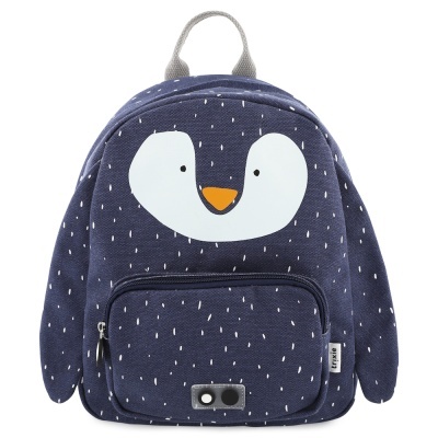 Mochila azul escura com desenho de pinguim branco e bolso frontal