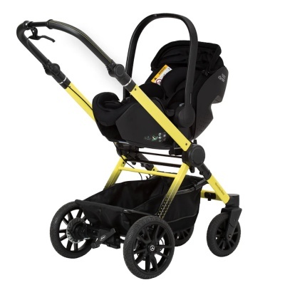 Carrinho de bebé amarelo e preto com rodas grandes e cesto inferior preto