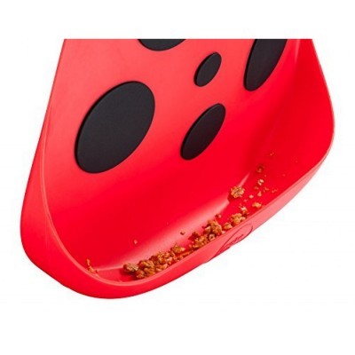 Pá vermelha com manchas pretas e restos de comida