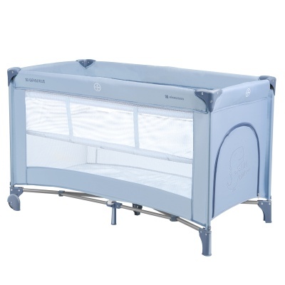 Berço portátil azul claro com laterais em rede e estrutura metálica