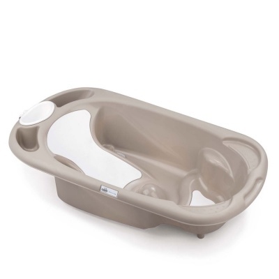 Banheira de bebé bege com suporte branco e compartimento para acessórios