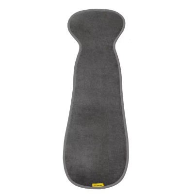 Tapete cinza escuro alongado com bordas arredondadas e rótulo amarelo na base.