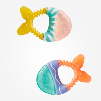 Dois mordedores coloridos em formato de cauda de peixe com texturas variadas.