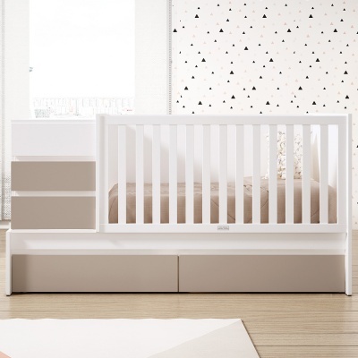 Berço branco com gavetas num quarto com parede decorada e chão de madeira clara